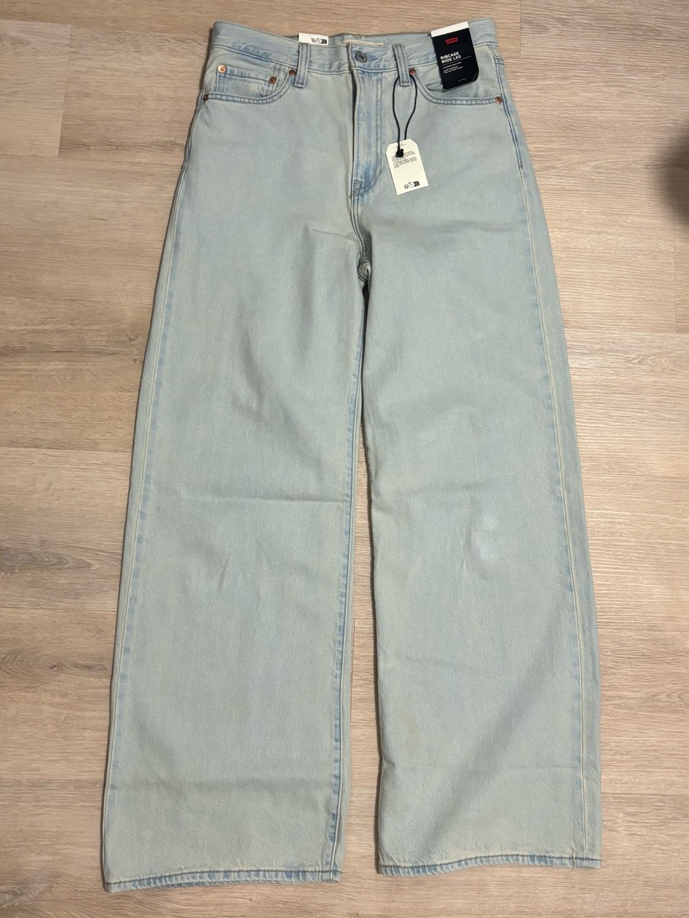 NWT Levi’s Ribcage Wide-Leg Jeans in De Oro Light Wash - Picture 4 of 11